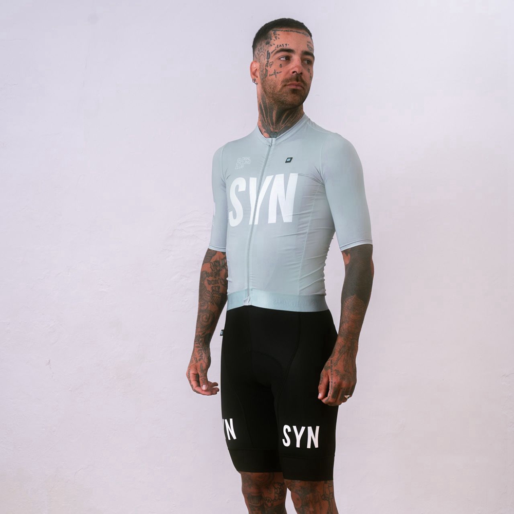 シルバーグレーの半袖サイクリングジャージとビブショーツメンズ - Cycling Gear Brands のレビューと価格