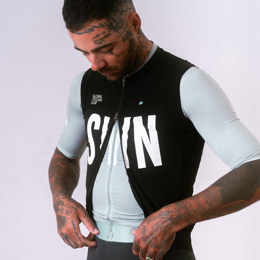 シルバーグレーの半袖サイクリングジャージとビブショーツメンズ - Cycling Gear Brands のレビューと価格